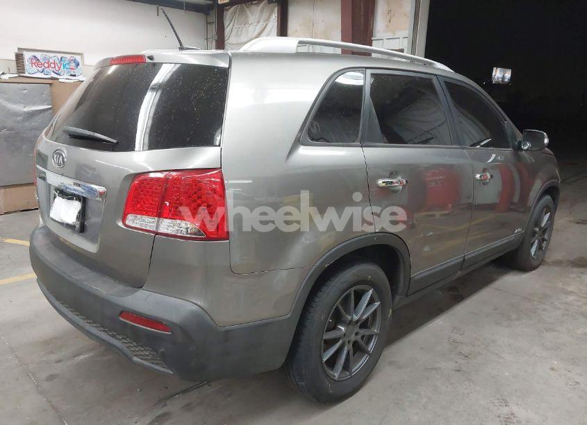 Photo 4 of 2013 Kia Sorento LX V6 (VIN 5XYKTDA23DG309937)