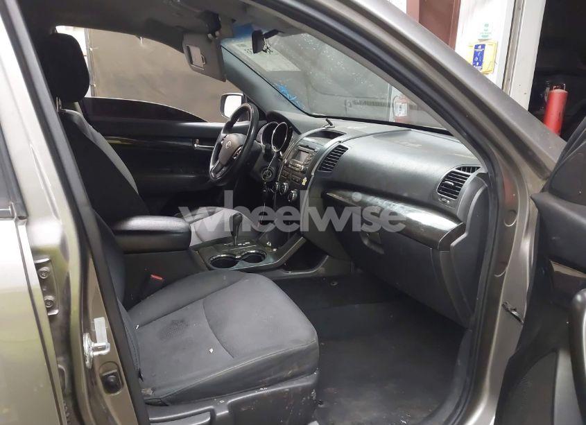 Photo 5 of 2013 Kia Sorento LX V6 (VIN 5XYKTDA23DG309937)