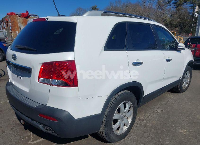 Photo 4 of 2013 Kia Sorento LX V6 (VIN 5XYKTDA23DG387439)