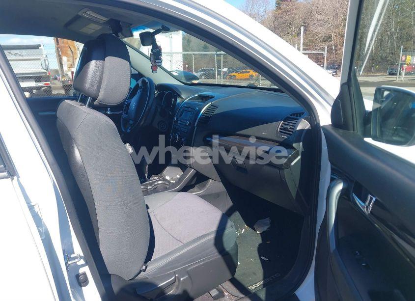 Photo 5 of 2013 Kia Sorento LX V6 (VIN 5XYKTDA23DG387439)