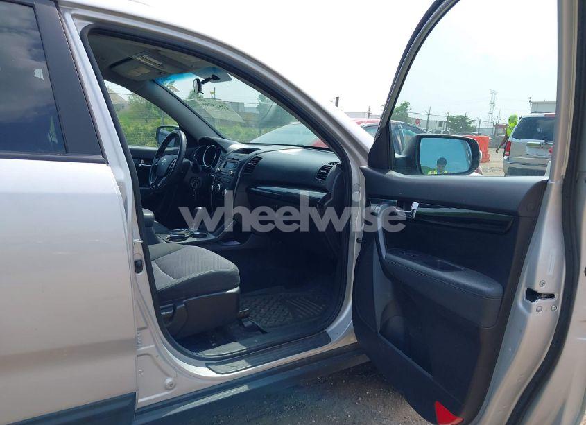 Photo 5 of 2012 Kia Sorento LX V6 (VIN 5XYKTDA24CG265901)