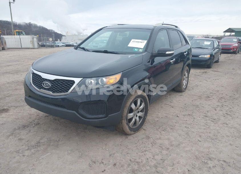 Photo 2 of 2013 Kia Sorento LX V6 (VIN 5XYKTDA24DG319148)