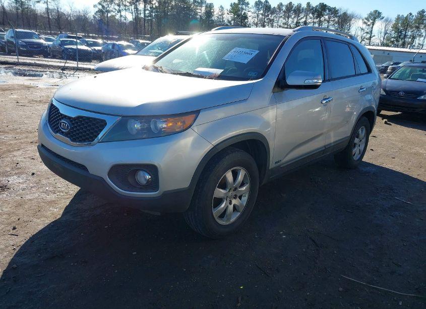 Photo 2 of 2013 Kia Sorento LX V6 (VIN 5XYKTDA25DG382260)