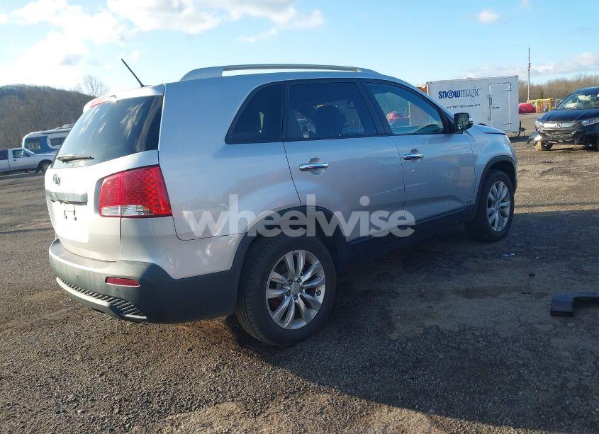 Photo 4 of 2011 Kia Sorento LX V6 (VIN 5XYKTDA26BG068341)