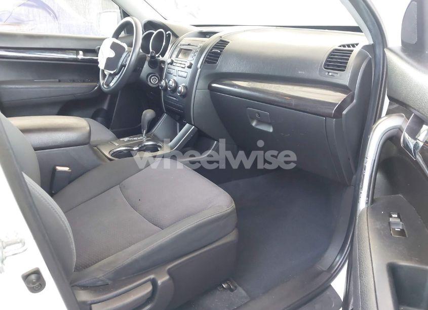 Photo 5 of 2011 Kia Sorento LX V6 (VIN 5XYKTDA26BG074351)