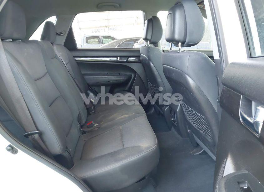 Photo 8 of 2011 Kia Sorento LX V6 (VIN 5XYKTDA26BG074351)