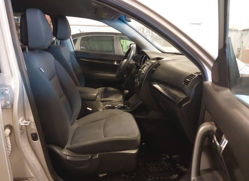 Photo 5 of 2011 Kia Sorento LX V6 (VIN 5XYKTDA26BG136461)