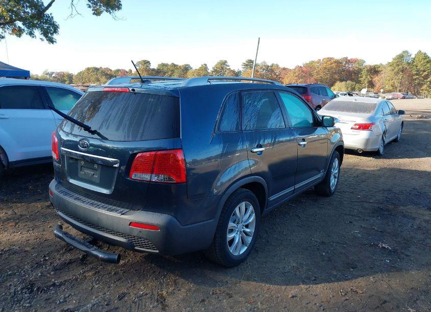 Photo 4 of 2011 Kia Sorento LX V6 (VIN 5XYKTDA26BG166107)