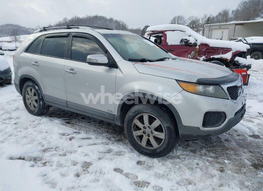 2013 Kia Sorento LX V6 (VIN 5XYKTDA26DG338980) main photo