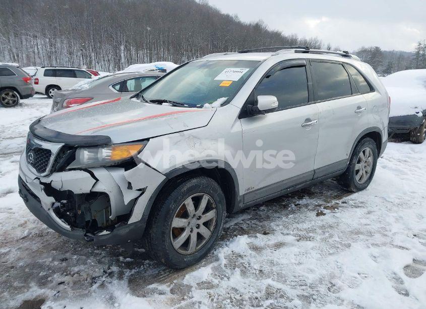 Photo 2 of 2013 Kia Sorento LX V6 (VIN 5XYKTDA26DG338980)