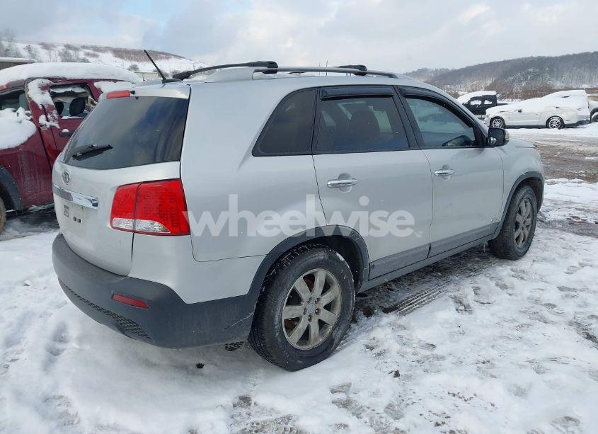 Photo 4 of 2013 Kia Sorento LX V6 (VIN 5XYKTDA26DG338980)