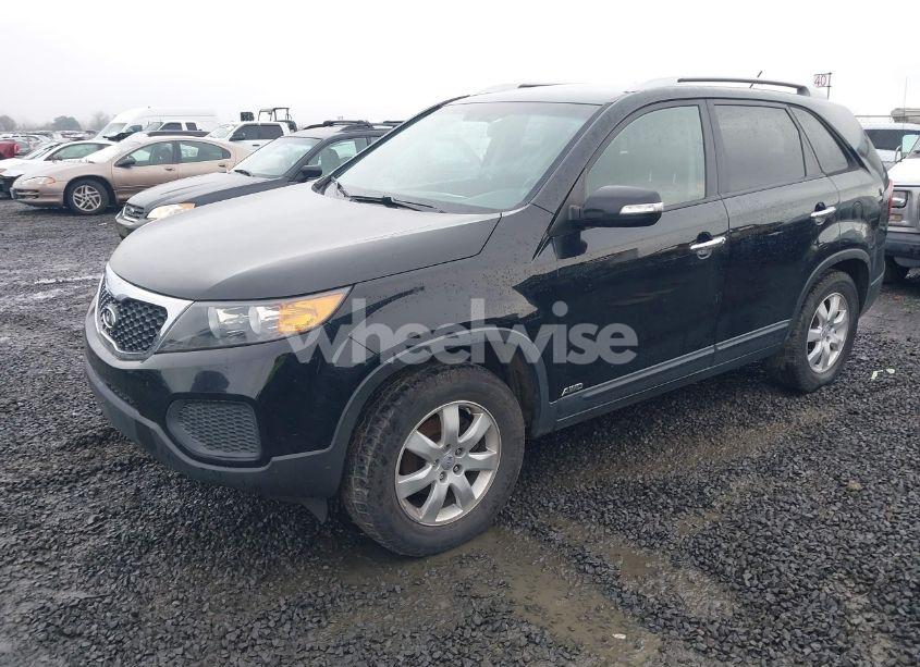 Photo 2 of 2013 Kia Sorento LX V6 (VIN 5XYKTDA26DG369145)