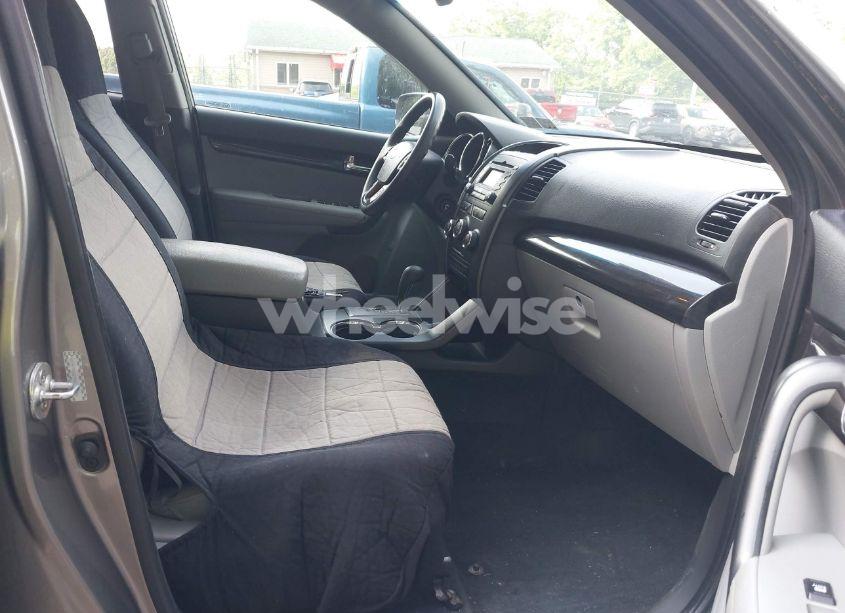 Photo 5 of 2011 Kia Sorento LX V6 (VIN 5XYKTDA27BG119796)