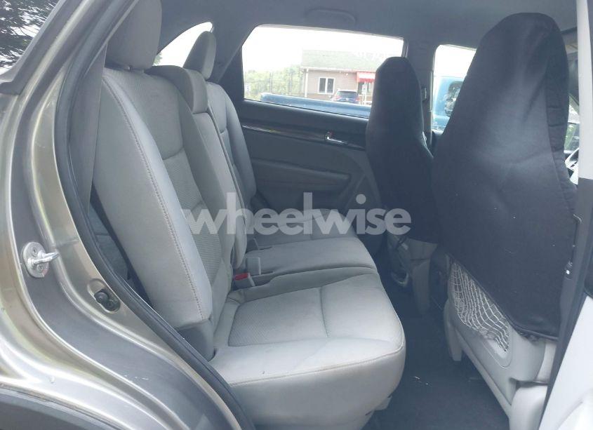 Photo 8 of 2011 Kia Sorento LX V6 (VIN 5XYKTDA27BG119796)