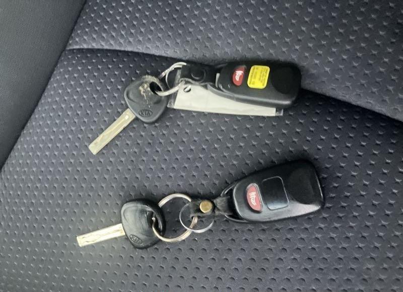 Photo 11 of 2011 Kia Sorento LX V6 (VIN 5XYKTDA27BG136890)