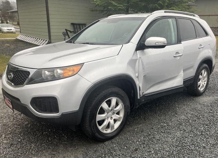 Photo 2 of 2011 Kia Sorento LX V6 (VIN 5XYKTDA27BG136890)