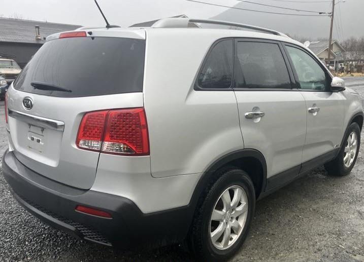 Photo 4 of 2011 Kia Sorento LX V6 (VIN 5XYKTDA27BG136890)