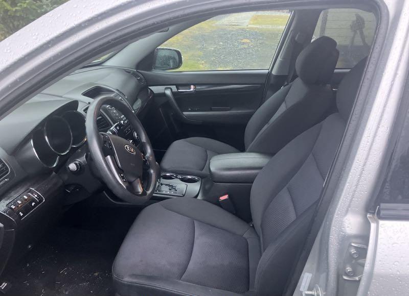 Photo 5 of 2011 Kia Sorento LX V6 (VIN 5XYKTDA27BG136890)