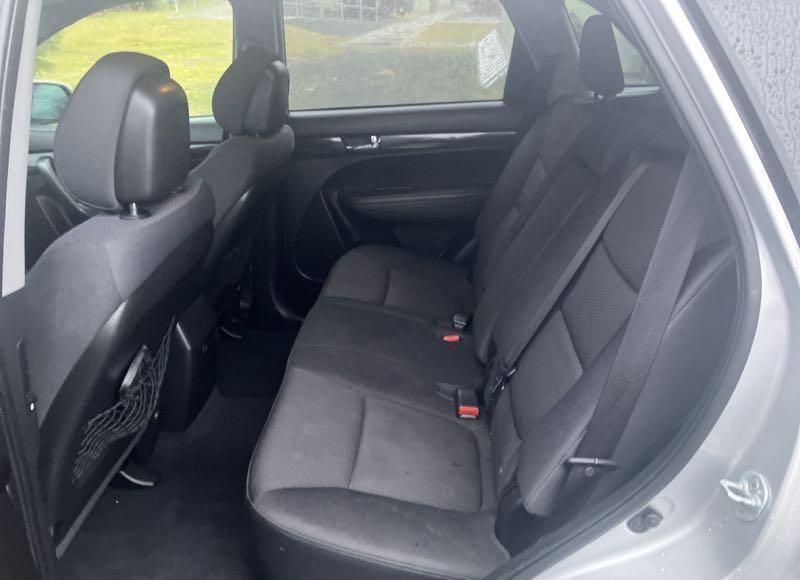 Photo 8 of 2011 Kia Sorento LX V6 (VIN 5XYKTDA27BG136890)