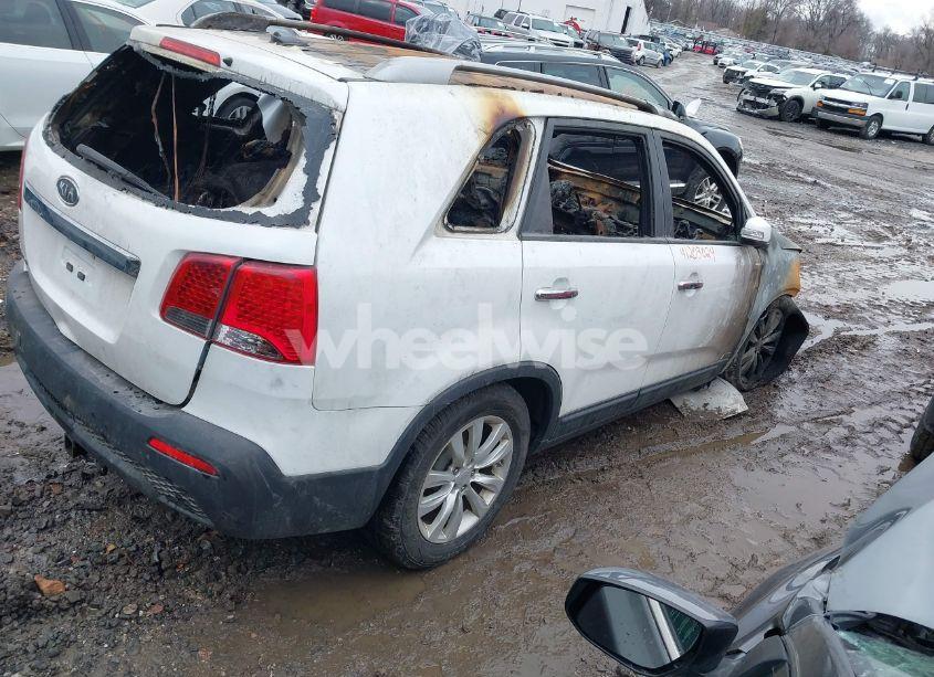 Photo 4 of 2011 Kia Sorento LX V6 (VIN 5XYKTDA27BG174796)