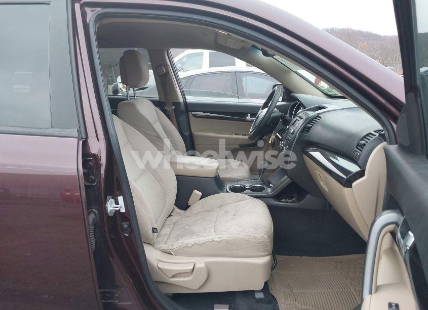 Photo 5 of 2012 Kia Sorento LX V6 (VIN 5XYKTDA27CG288847)
