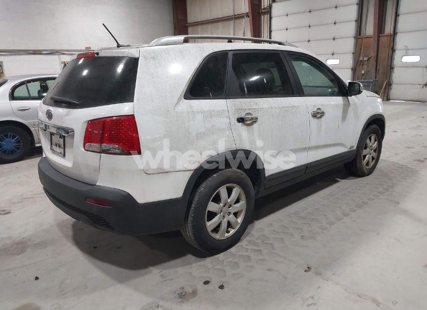 Photo 4 of 2013 Kia Sorento LX V6 (VIN 5XYKTDA27DG362642)