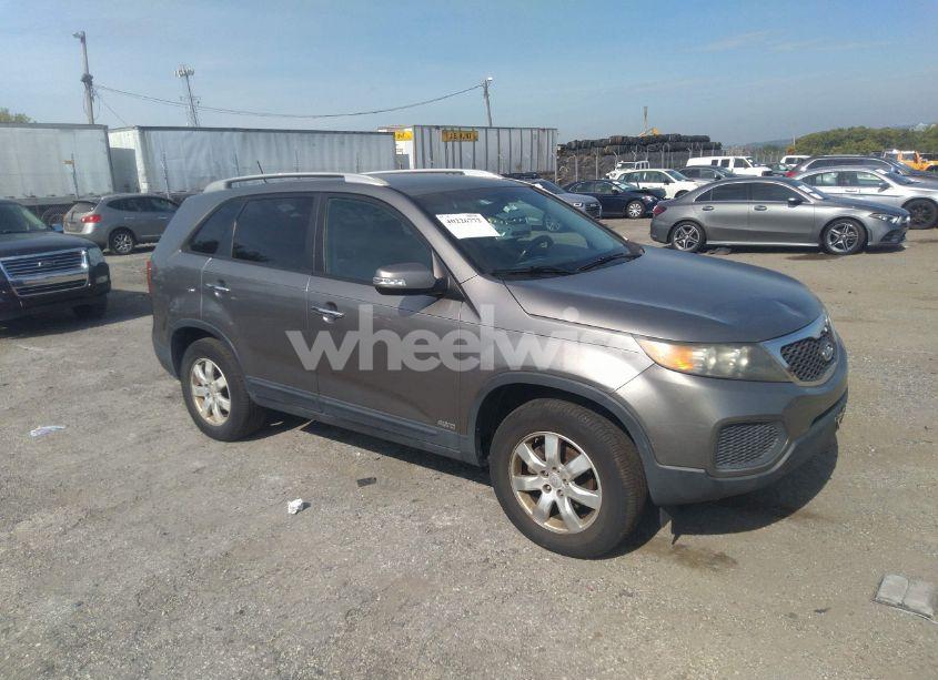 2011 Kia Sorento LX V6 (VIN 5XYKTDA28BG124828) main photo