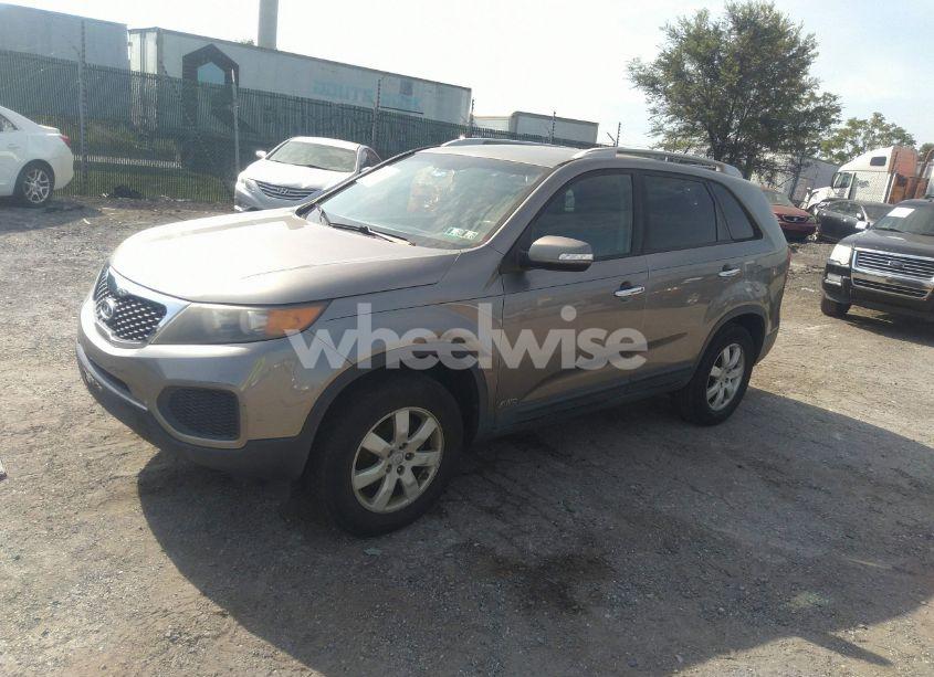 Photo 2 of 2011 Kia Sorento LX V6 (VIN 5XYKTDA28BG124828)