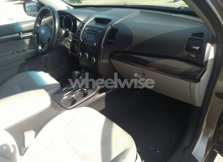 Photo 5 of 2011 Kia Sorento LX V6 (VIN 5XYKTDA28BG124828)