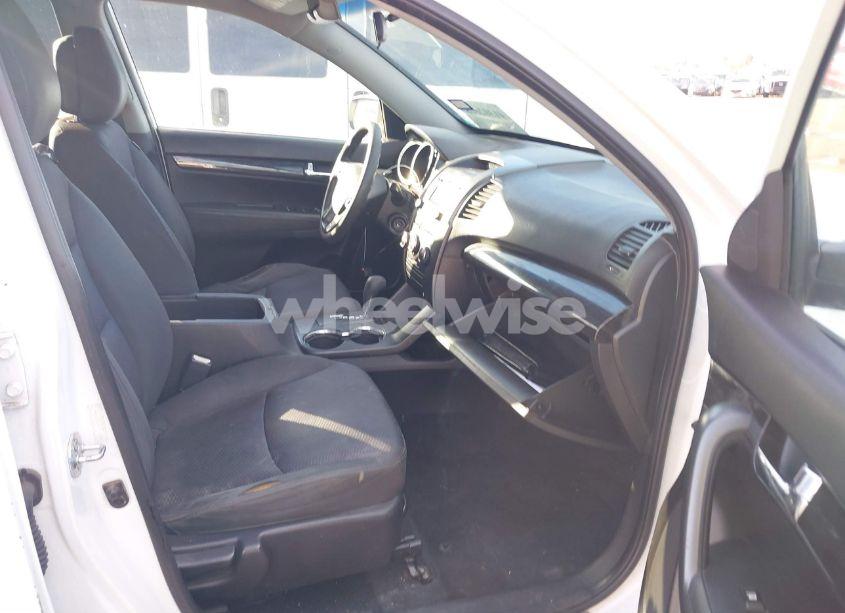 Photo 5 of 2011 Kia Sorento LX V6 (VIN 5XYKTDA28BG163743)