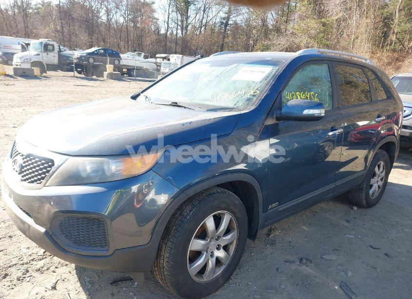 Photo 2 of 2011 Kia Sorento LX V6 (VIN 5XYKTDA28BG165346)