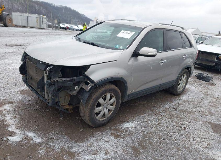 Photo 2 of 2013 Kia Sorento LX V6 (VIN 5XYKTDA28DG370152)