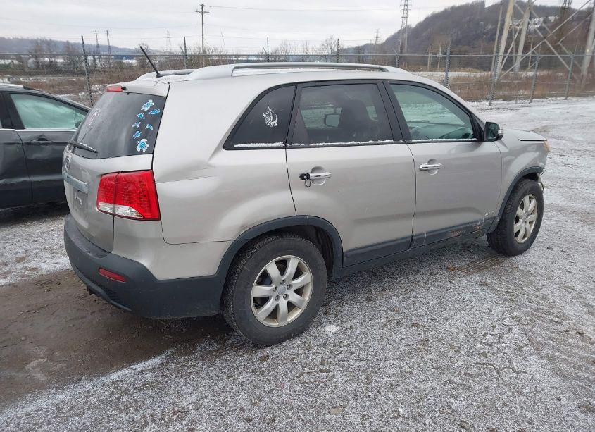 Photo 4 of 2013 Kia Sorento LX V6 (VIN 5XYKTDA28DG370152)