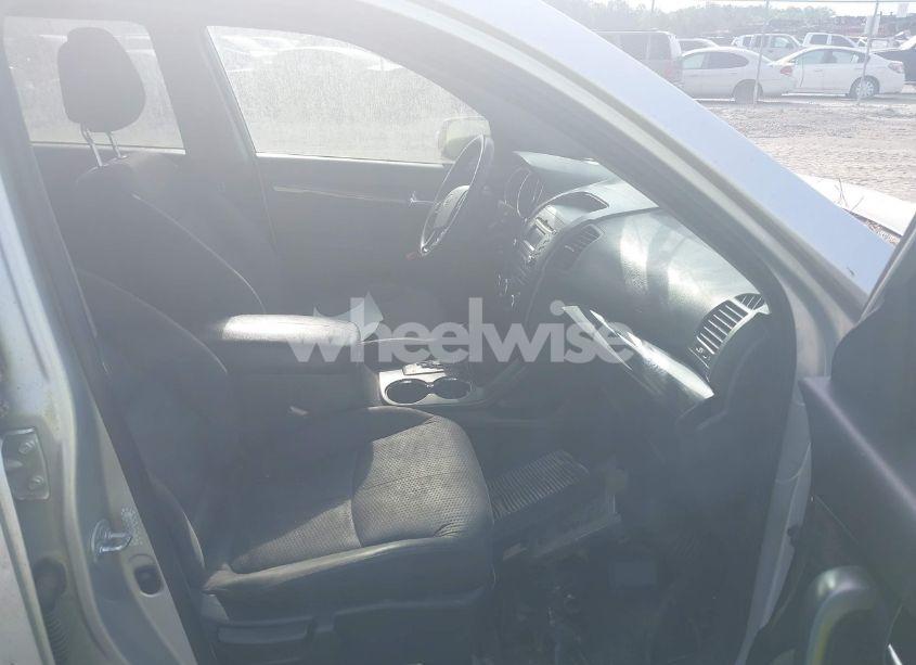 Photo 5 of 2011 Kia Sorento LX V6 (VIN 5XYKTDA29BG066339)