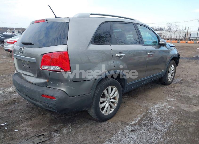 Photo 4 of 2011 Kia Sorento LX V6 (VIN 5XYKTDA29BG079804)