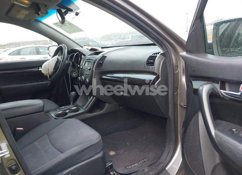 Photo 5 of 2011 Kia Sorento LX V6 (VIN 5XYKTDA29BG079804)