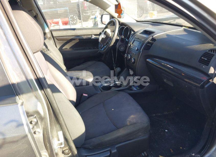 Photo 5 of 2011 Kia Sorento LX V6 (VIN 5XYKTDA29BG159507)