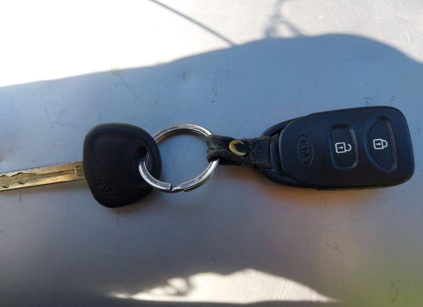 Photo 11 of 2011 Kia Sorento LX V6 (VIN 5XYKTDA29BG168739)