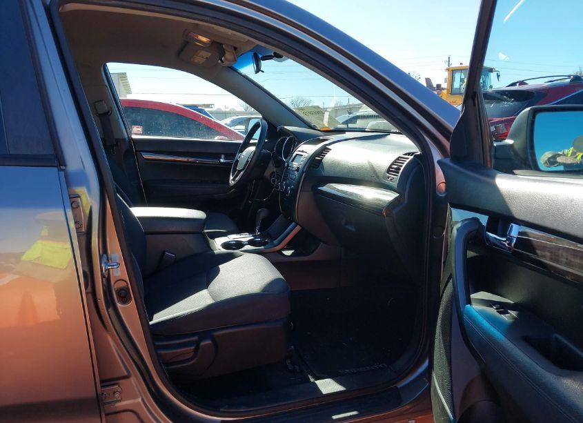 Photo 5 of 2011 Kia Sorento LX V6 (VIN 5XYKTDA29BG168739)