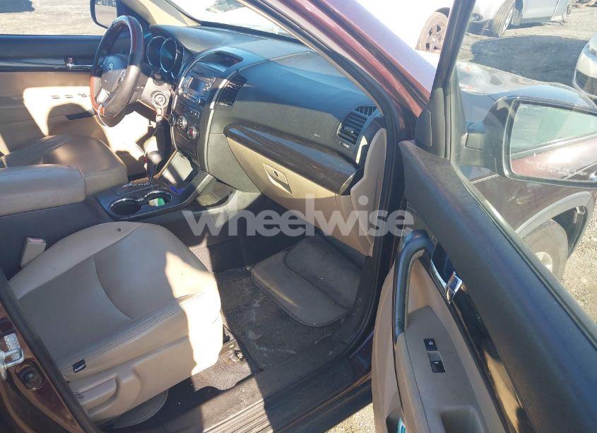 Photo 5 of 2011 Kia Sorento LX V6 (VIN 5XYKTDA2XBG093596)
