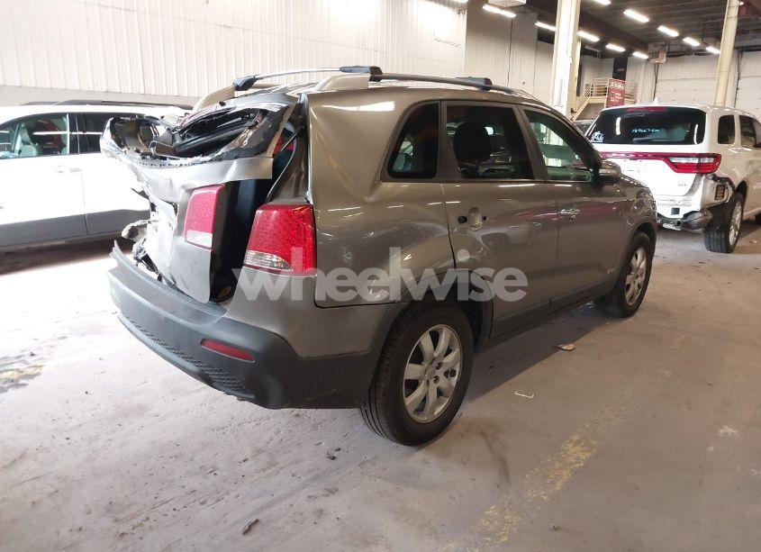 Photo 4 of 2012 Kia Sorento LX V6 (VIN 5XYKTDA2XCG243630)