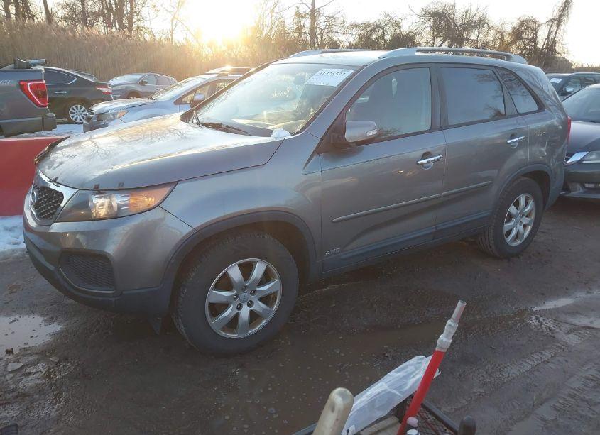 Photo 2 of 2013 Kia Sorento LX V6 (VIN 5XYKTDA2XDG369245)