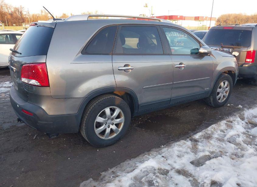 Photo 4 of 2013 Kia Sorento LX V6 (VIN 5XYKTDA2XDG369245)