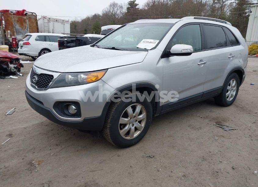Photo 2 of 2013 Kia Sorento LX V6 (VIN 5XYKTDA2XDG410912)