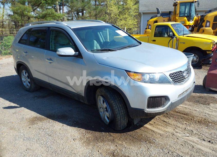 2013 Kia Sorento LX V6 (VIN 5XYKTDA2XDG423935) main photo