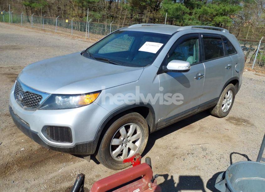 Photo 2 of 2013 Kia Sorento LX V6 (VIN 5XYKTDA2XDG423935)