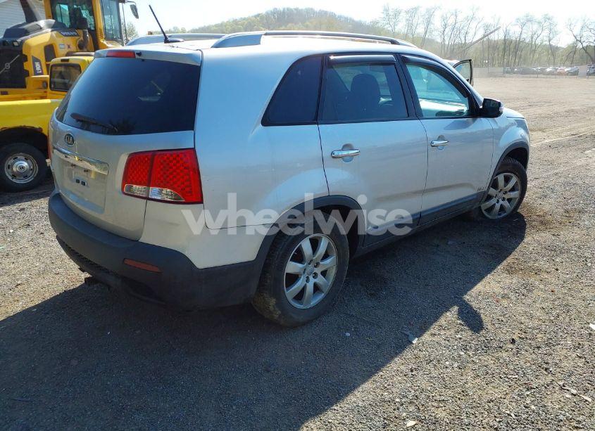 Photo 4 of 2013 Kia Sorento LX V6 (VIN 5XYKTDA2XDG423935)