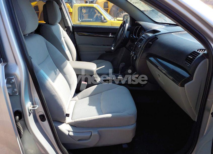 Photo 5 of 2013 Kia Sorento LX V6 (VIN 5XYKTDA2XDG423935)