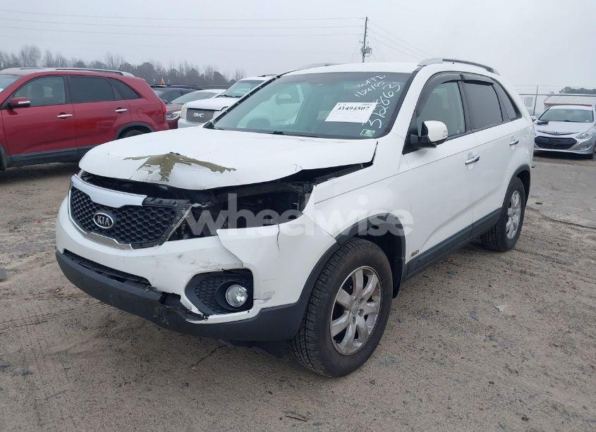 Photo 2 of 2013 Kia Sorento LX (VIN 5XYKTDA60DG312863)