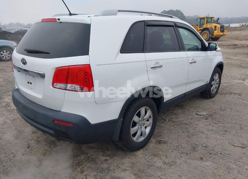 Photo 4 of 2013 Kia Sorento LX (VIN 5XYKTDA60DG312863)